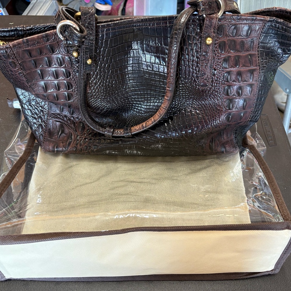 Elegant Brown Crocodile-Embossed Women's Bag